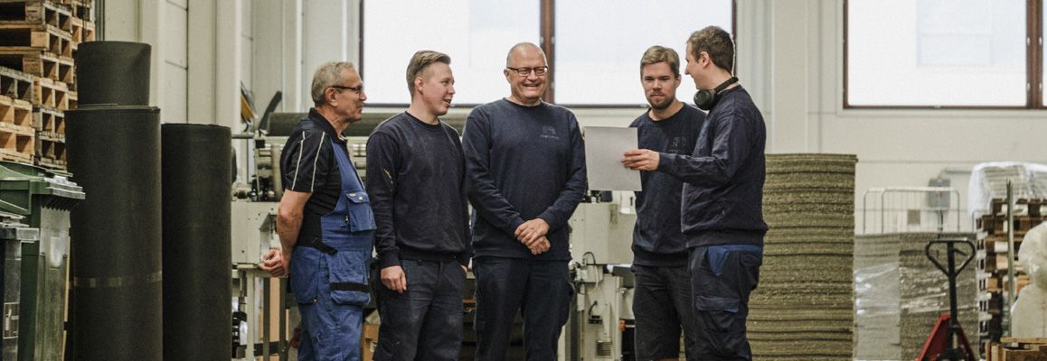 Tuotantotyöntekijä leikkauskoneelle