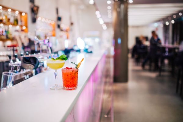 Baarityöntekijä, Ravintola Teatteri