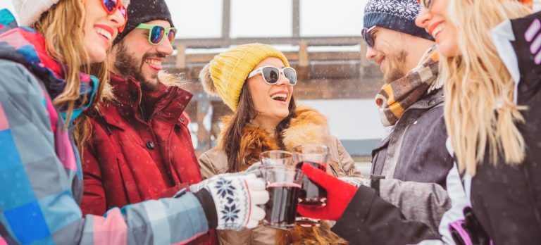 GS Ski resort friends enjoying drinks 594474584 getty RGB 136 DPI For Web