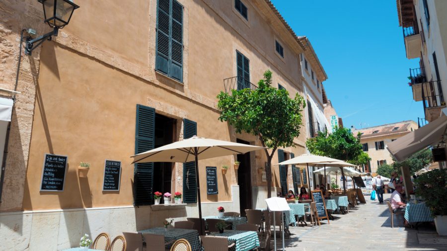 PMI_Alcudia_Old_Town_Eating_0117_13_RGB-136-DPI-For-Web