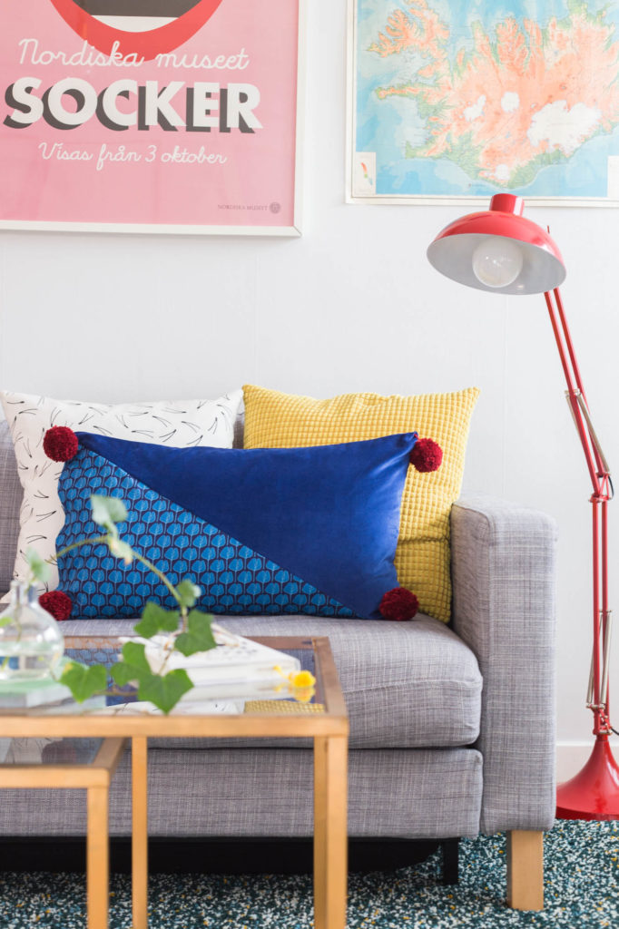 DIY Velvet and pom pom pillow by Dnilva