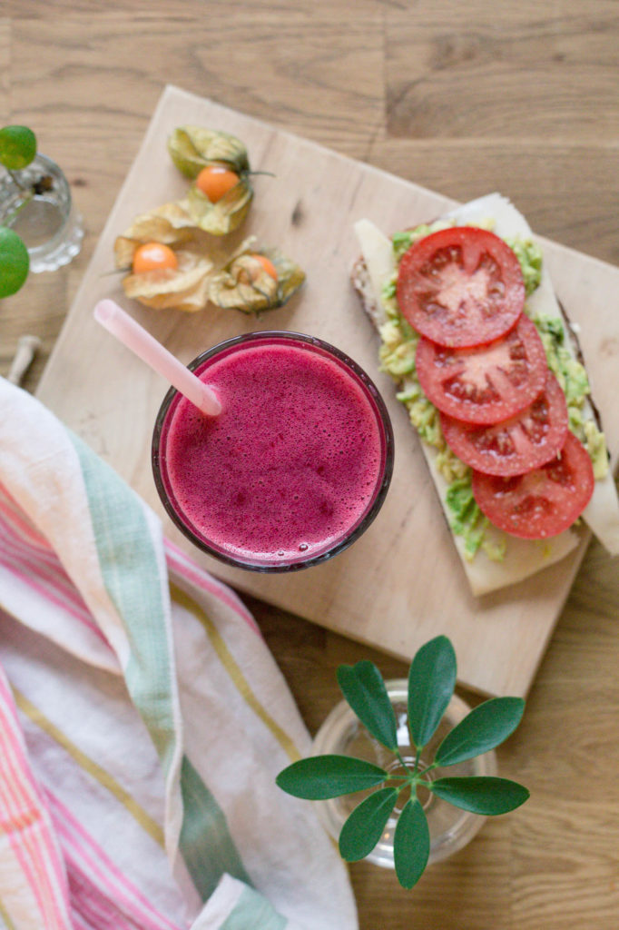 Rosa smoothie med rödbeta och lingon