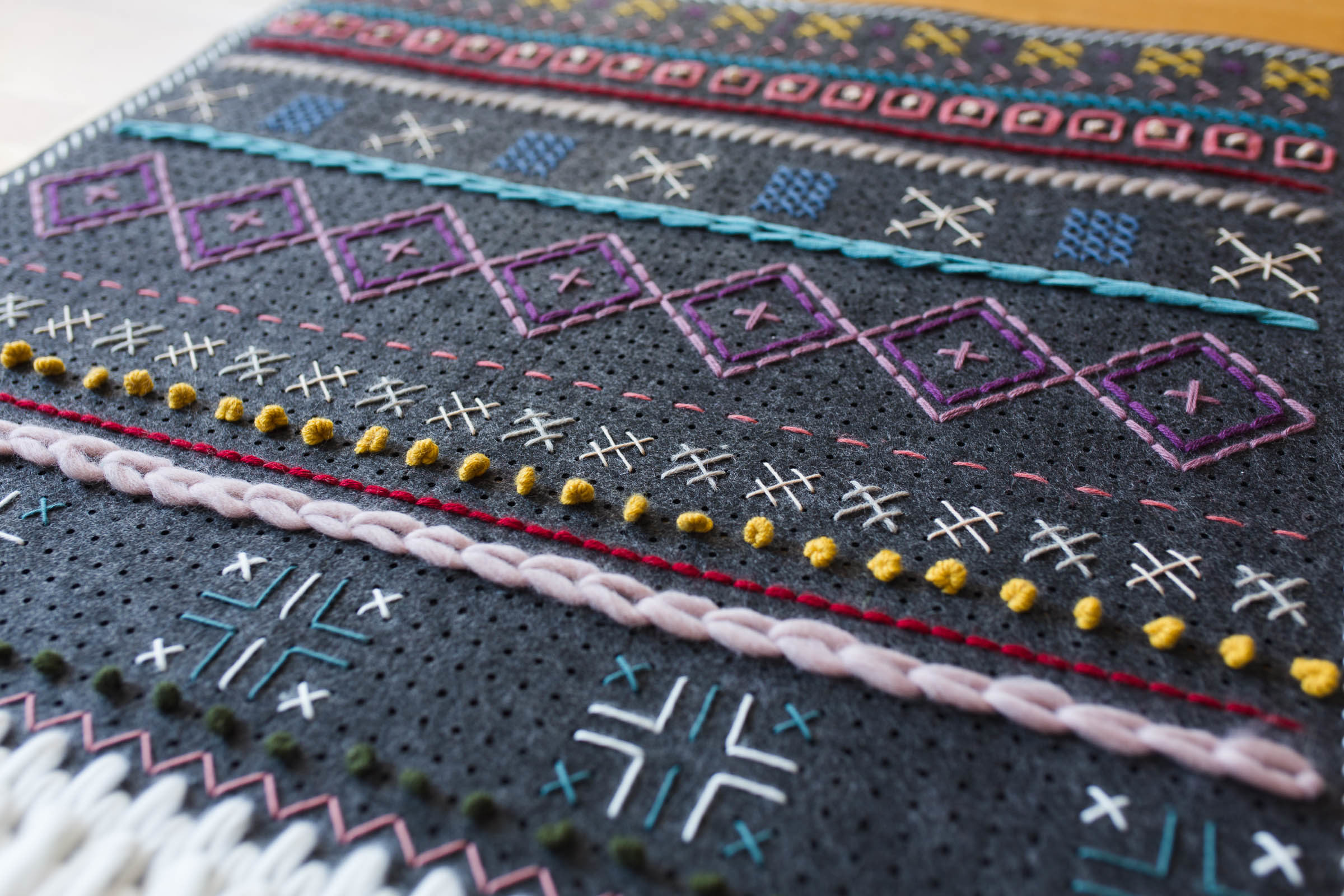 Broderad väggbonad