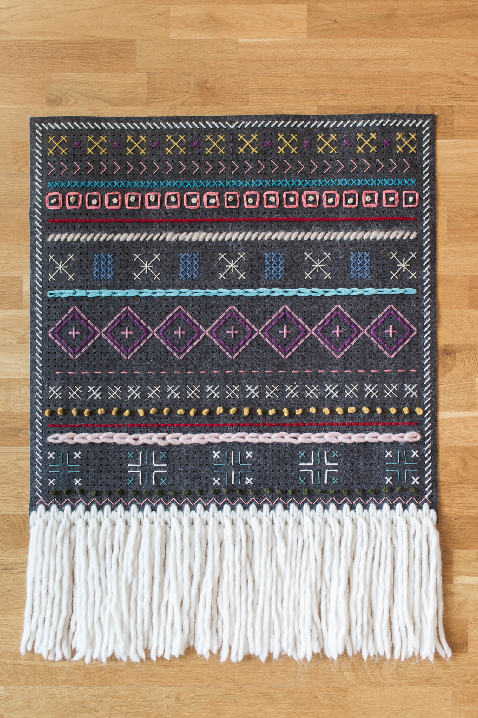 Broderad väggbonad