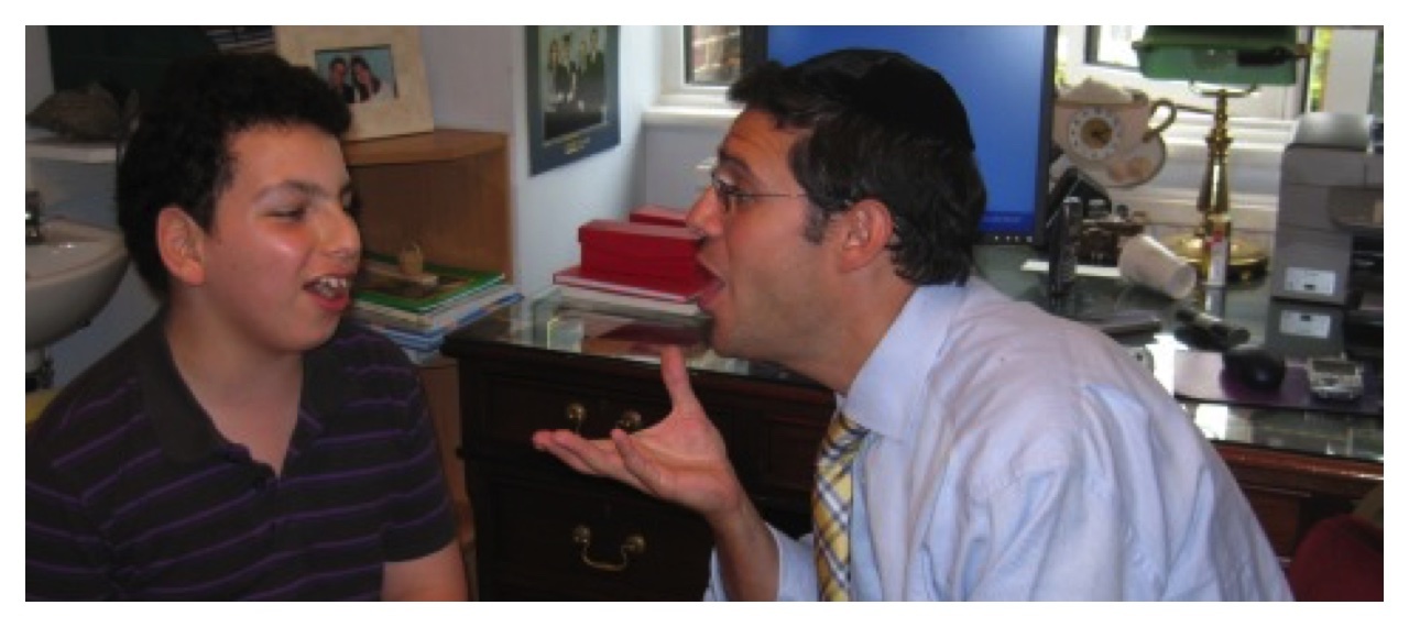 Chazan Avromi teaching