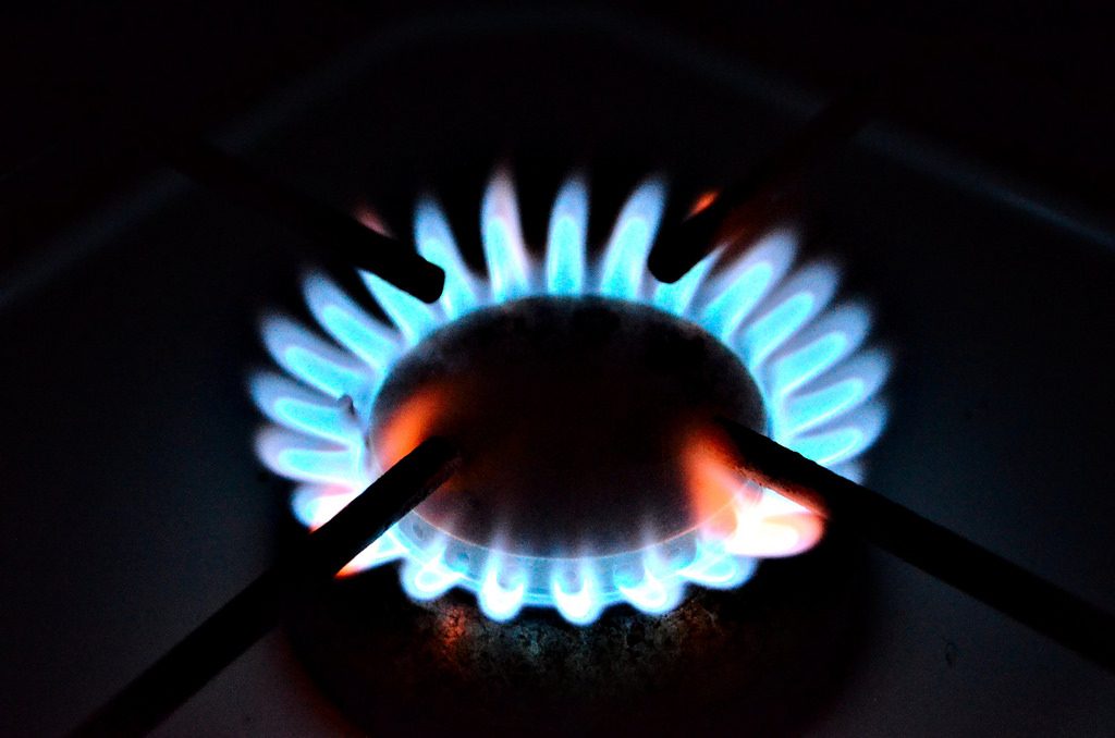 Un hornillo de gas encendido