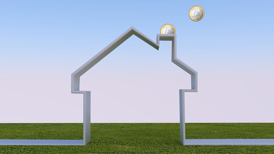 Una casa en 3D de la que salen por la chimenea un par de monedas de un euro