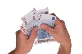 Dos manos sujetan varios billetes