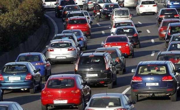 Muchos coches están parados en un atasco de tráfico