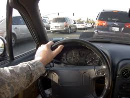 Un hombre conduce su coche