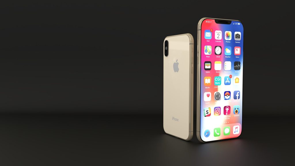 Los teléfonos iPhone XS y XS Max se encuentran uno al lado de otro para facilitar la comparación