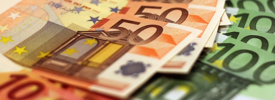 Una mano sujeta varios billetes (euros)