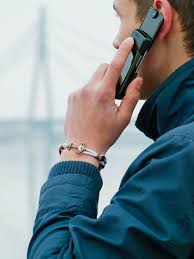 Un hombre está hablando por teléfono