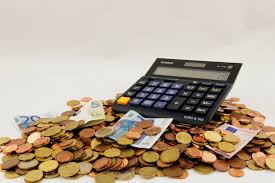 Una calculadora aparece sobre dinero en efectivo