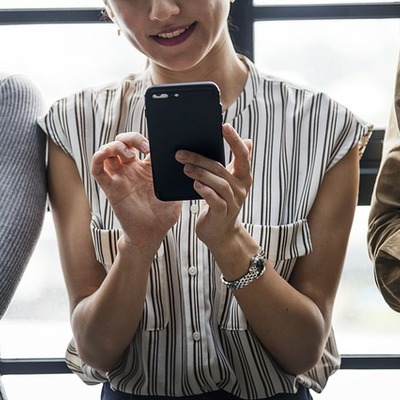 Una chica con su teléfono móvil
