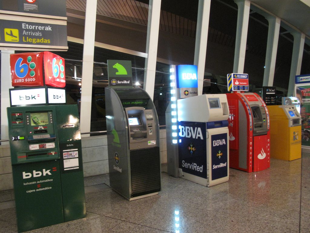 Varios cajeros automáticos