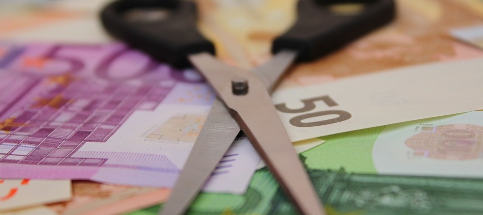 billetes y tijeras