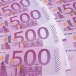 Varios billetes de 500 euros se encuentran esparcidos.