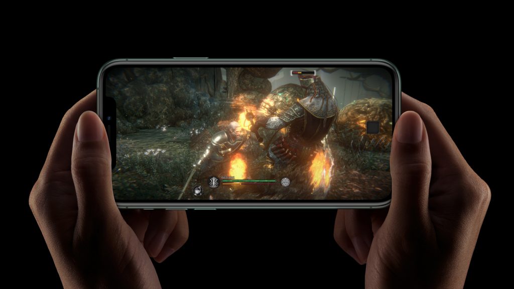 Una persona sujeta con las dos manos un iPhone 11 en horizontal