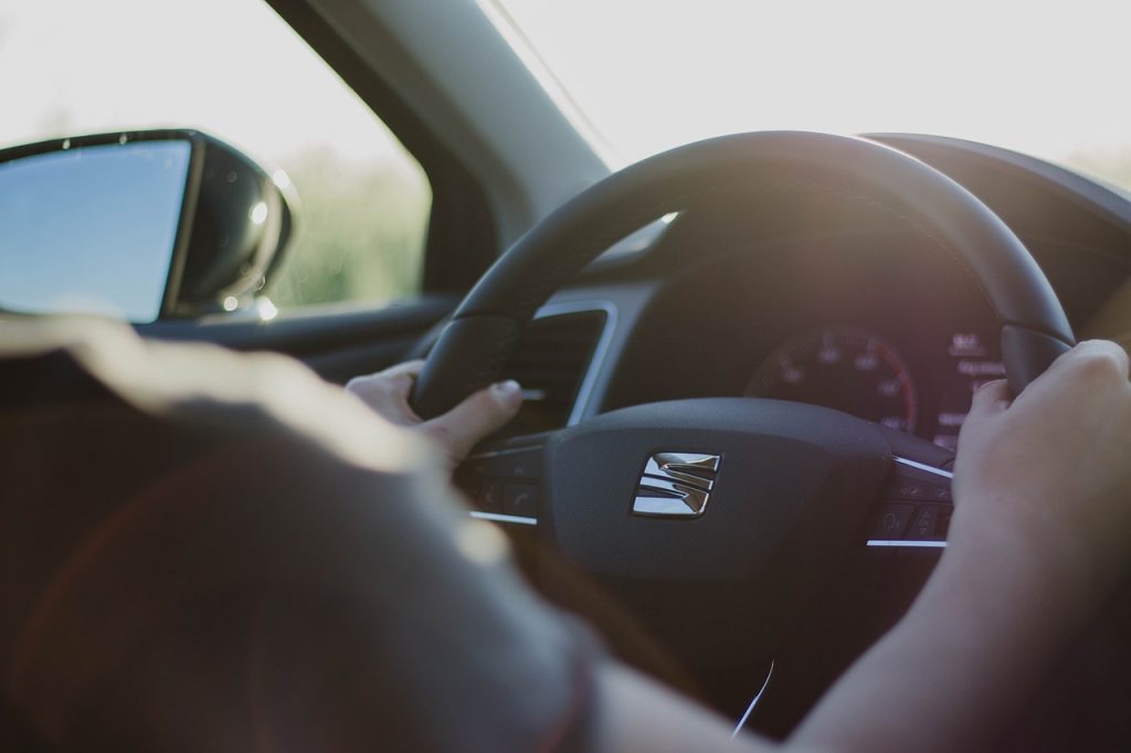 CONDUCTOR AL VOLANTE