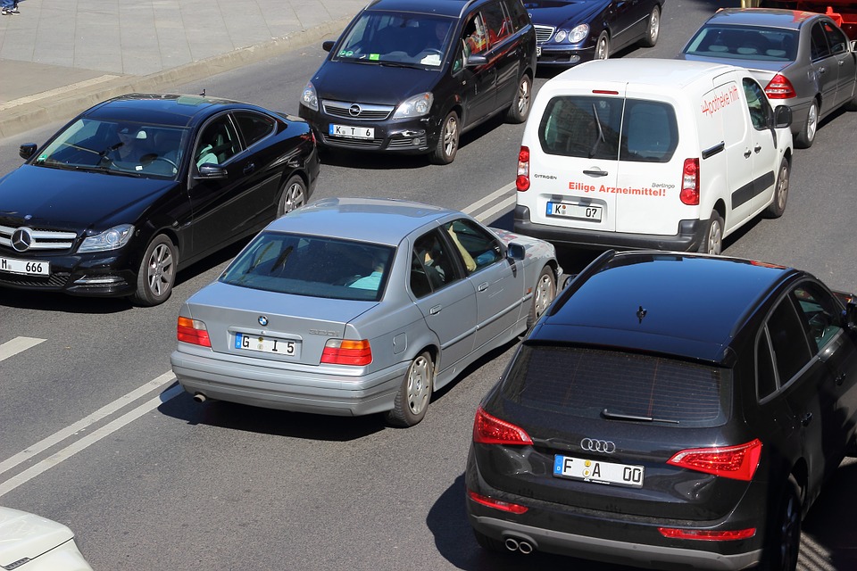 Varios coches en una retención
