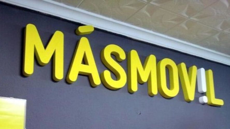 Cartel de MÁSMÓVIL en el que aparece el logo