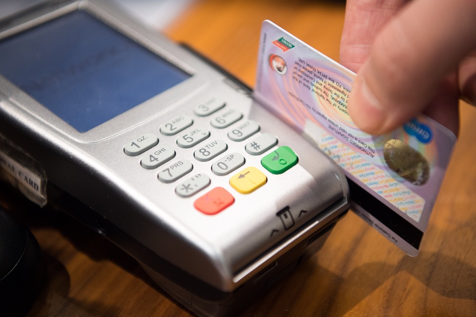Una tarjeta de crédito está pasando por un datáfono