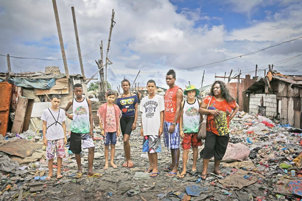 Gisele (i midten) og unge brasilianere på besøk i slummen i Manila, Filipinene.