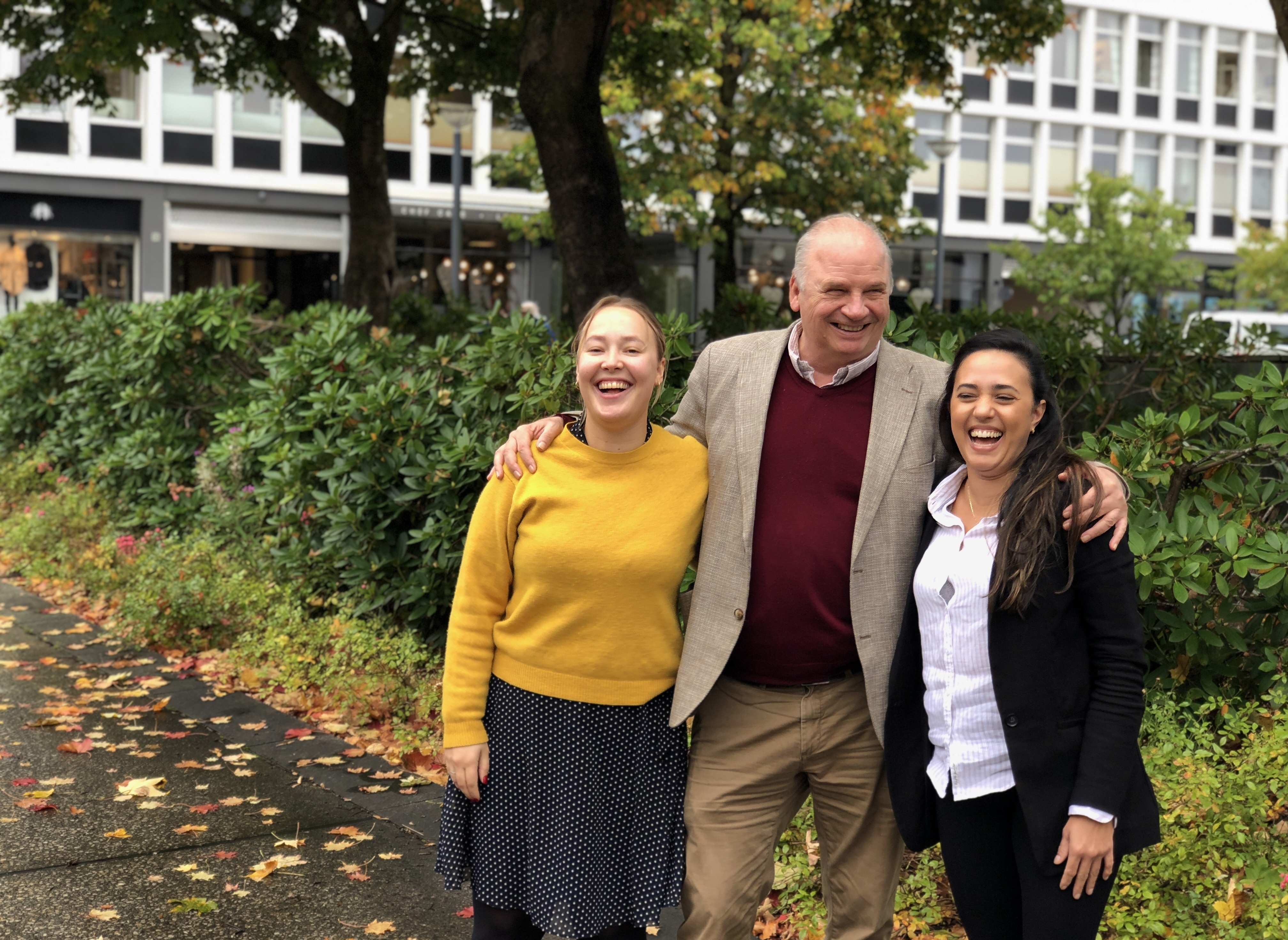 Kontoret vårt er i Bergen, på Nesttun. På bildet f.v: Pernille Fjørtoft Grøsvik (kommunikasjons- og markandsføringsleiar ), Peter Munck (daglig leiar) og Natália Marques (regnskapsansvarleg).