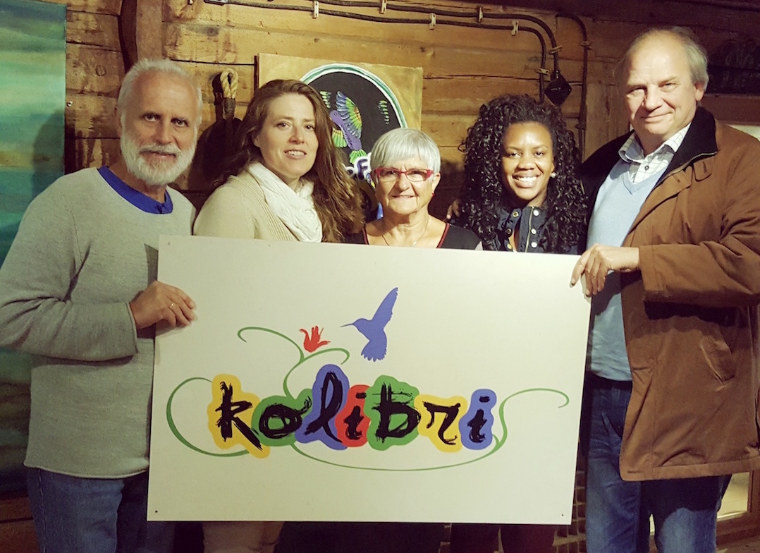 Kontoret vårt er i Bergen, på Bryggen, hos Impact HUB Bergen. På bildet f.v: Sigve Fjeldtvedt (Daglig leder), Monica J. Hjelle (Regnskapsfører), Nina Klæboe (Frivillig), Suelen E. Rolland (Informasjonskonsulent) og Peter Munck (Marketing Director).
