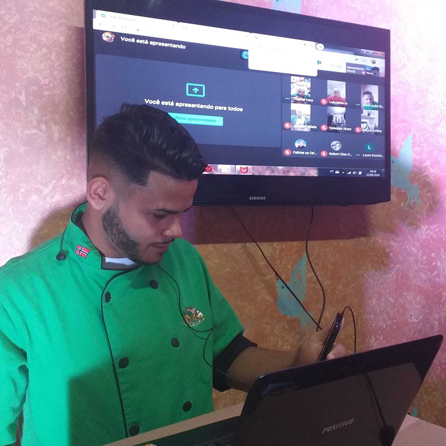 Guilherme er ansvarlig for ernærings- og guormetkursene. Her setter han opp onlinekurs.