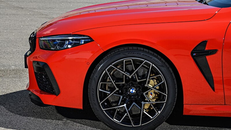 Der neue BMW M8 und der neue P Zero - ein Hochleistungsduo 02