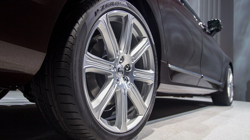Volvo V90: the luxury station wagon with Pirelli P Zero 01