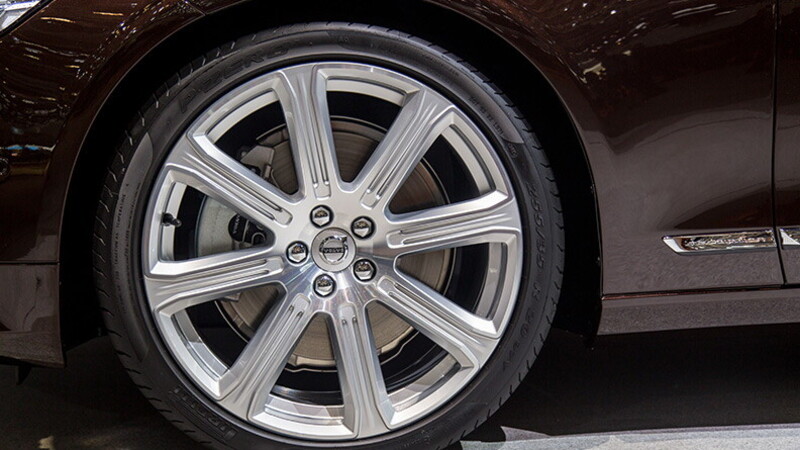 Volvo V90: the luxury station wagon with Pirelli P Zero 02