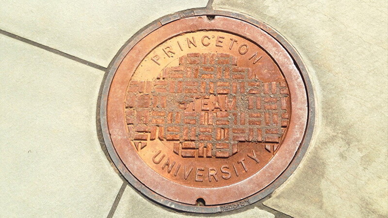 How does an Ivy League college communicate in the digital era? 01