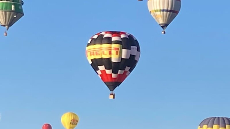 The sky of León has painted with the shapes and colors of dozens of hot air balloons 01