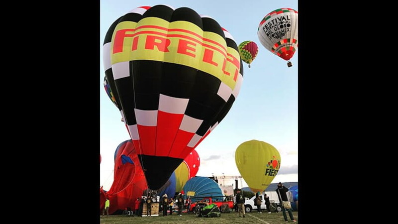 El cielo de León convertido en un lienzo con las formas y colores de decenas de globos aerostáticos 02
