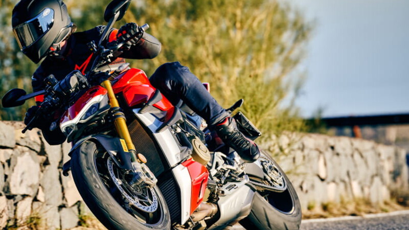 Quelles motos et quels pilotes sont adaptés aux pneus Pirelli DIABLO ROSSO IV Corsa ? 03