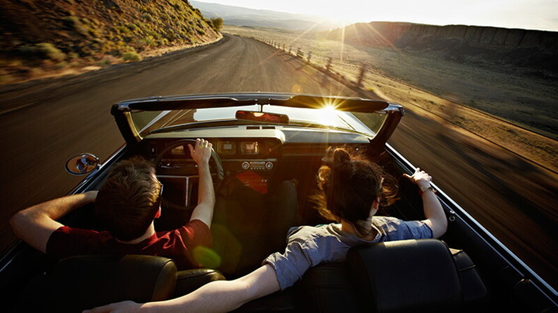 Una giovane coppia on the road