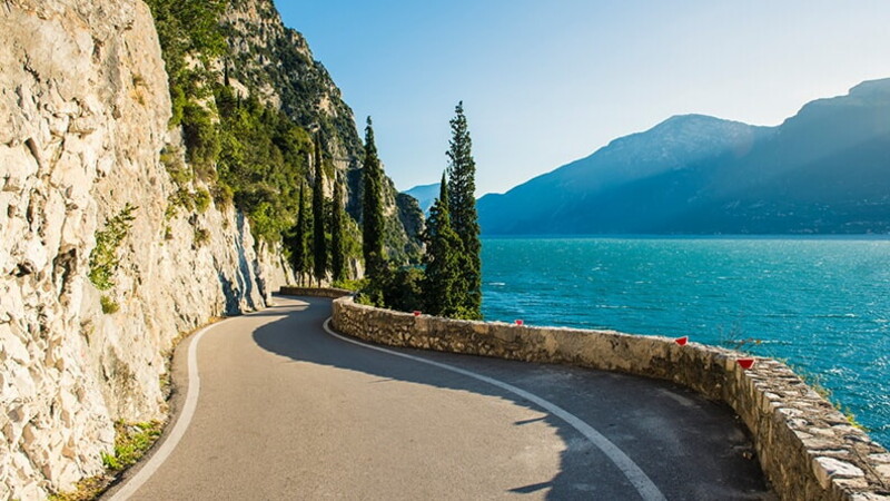Le strade lungolago da percorrere a bordo di una cabriolet 01