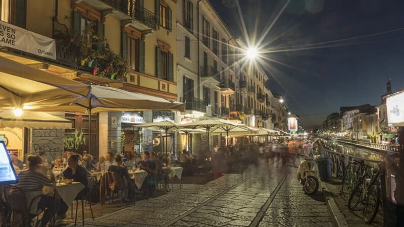 Esperienza in e-bike a Milano: percorsi notturni lungo i Navigli