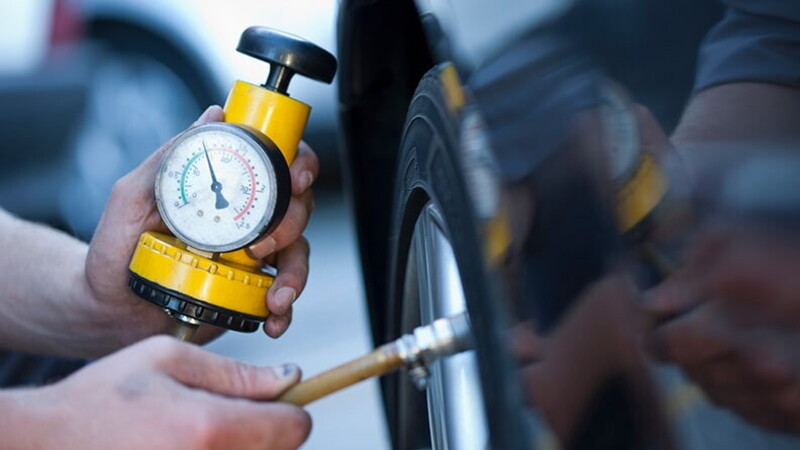 Come, dove e quando misurare la pressione delle gomme 01