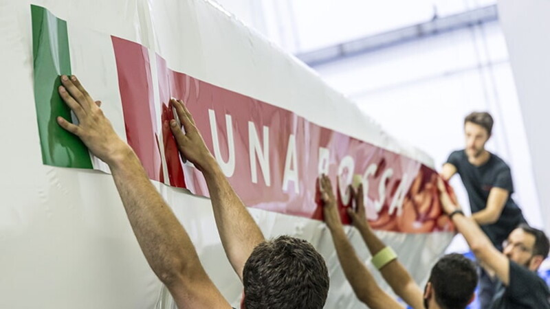 Navigare su asfalto: il viaggio di Luna Rossa 01