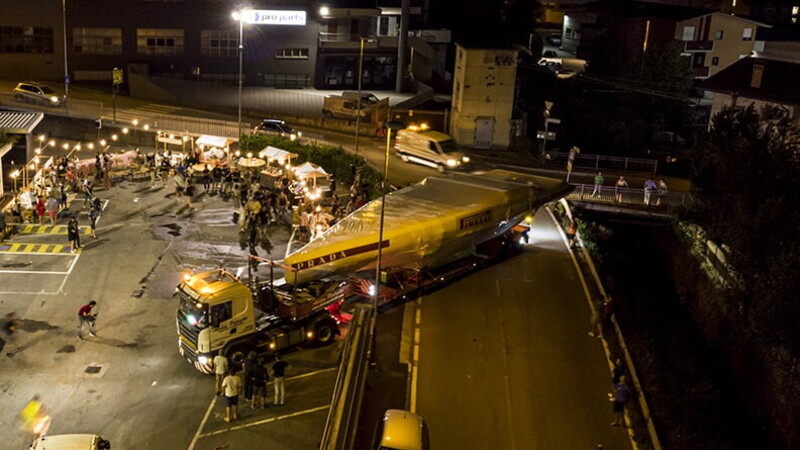 Navigare su asfalto: il viaggio di Luna Rossa 02