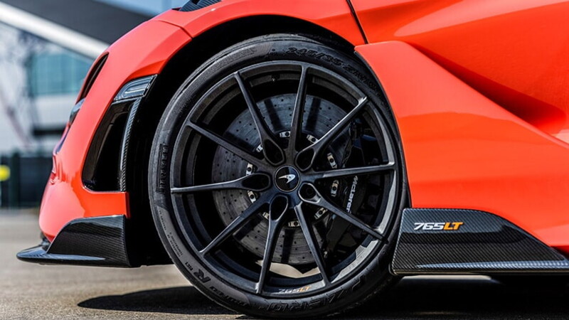 McLaren 765LT: leggerezza e potenza assieme 01