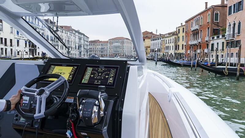 Pirelli 35, potenza e velocità sull'acqua 02