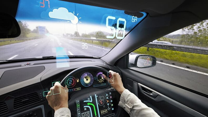 Head-up: come un accessorio per aerei da guerra aiuta la guida