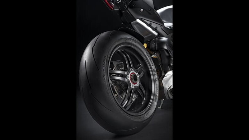 Panigale V4 SP2, la top di gamma Ducati corre con Diablo Supercorsa SP 02