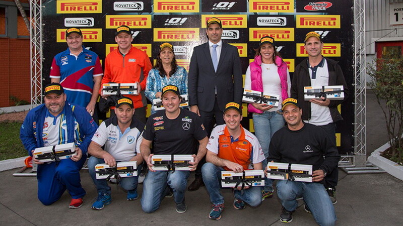 Pirelli Portas Abertas: pilotos da Fórmula Truck conhecem a produção dos pneus que eles usam 01