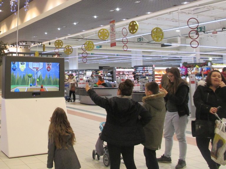 Des jeux en réalité augmentée à la sortie des caisses.